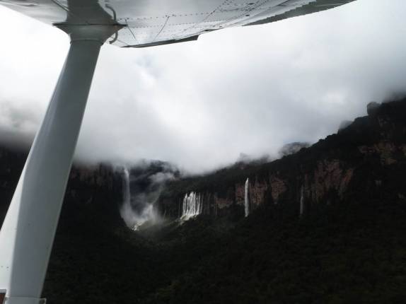 Magníficas cachoeiras do Auyán Tepui, o mesmo do Salto Angel, no Parque Nacional Canaima, no sul da Venezuela